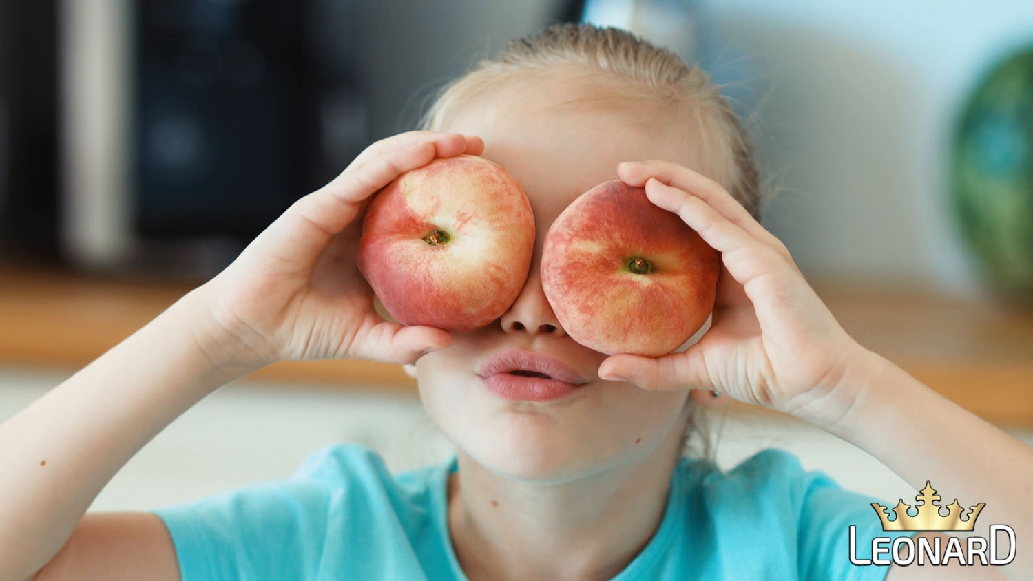 Девочка показала персик. Персик для детей. Персик который жрёт. Ребенок ест персик. Аллергия на нектарин у ребенка.